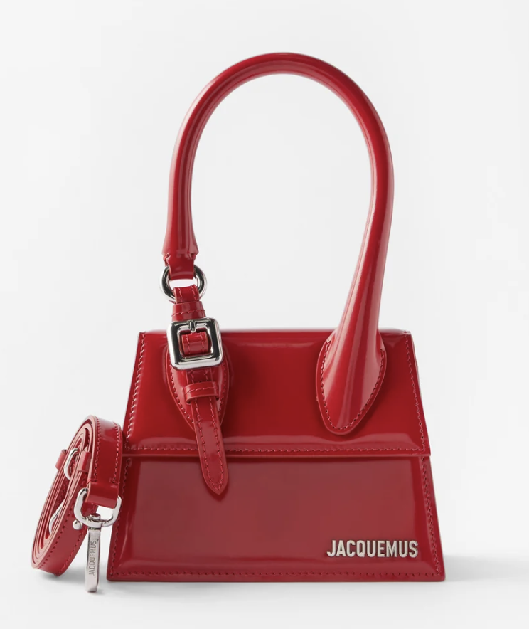 Red, patent leather bag from Jacquemus. The model is called Chiquito and is in the size medium.