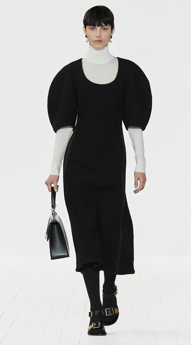 Runway look at Chloe for fall-winter 2023 in black and white. The latest collection of the Maison by Gabriela Hearst was presented during Paris Fashion Week at the Centre Pompidou.