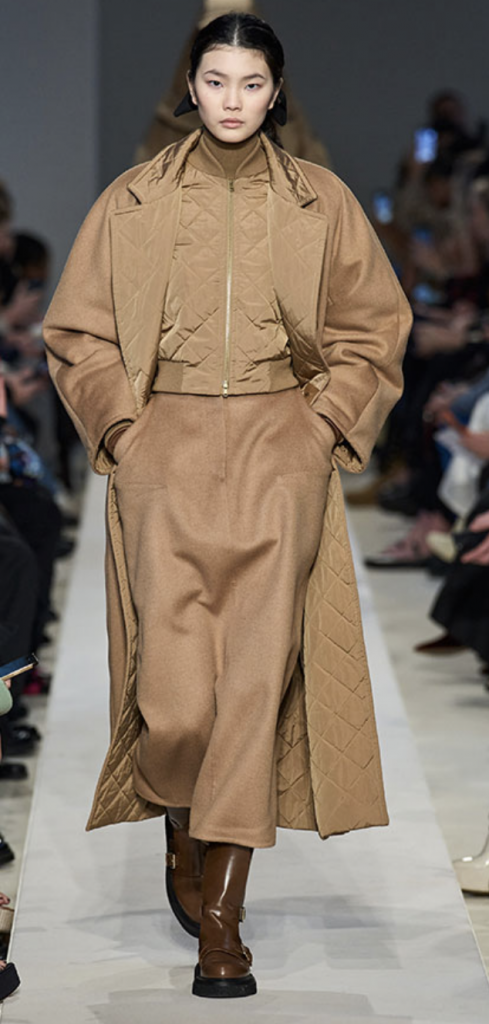 Max Mara Runway Look for fall-winter 2023 / 2024. The model is wearing one of the key fashion trends of the season, an outfit on different shades of beige.