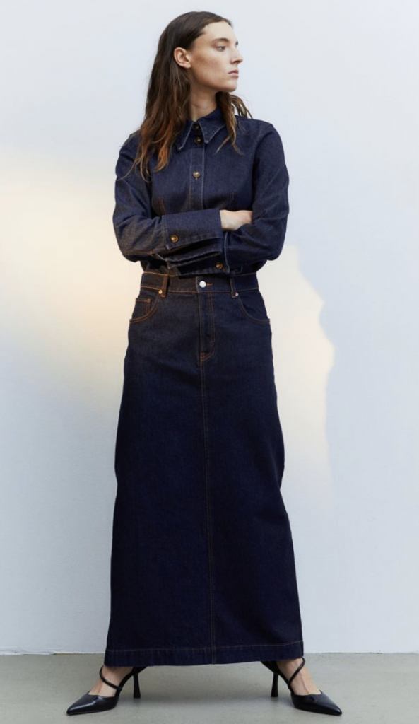 H&M Full Denim Look in dark blue, one of the major fashion trends for winter 2023 / 2024. Denim basic look, classic style